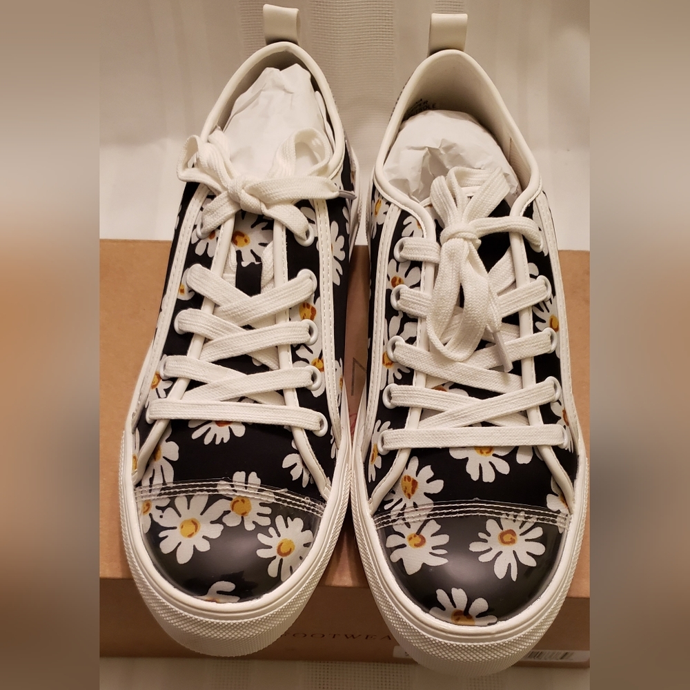 NWT Coconut Matisse Bravo Color Black Daisy Size Women's 7.5